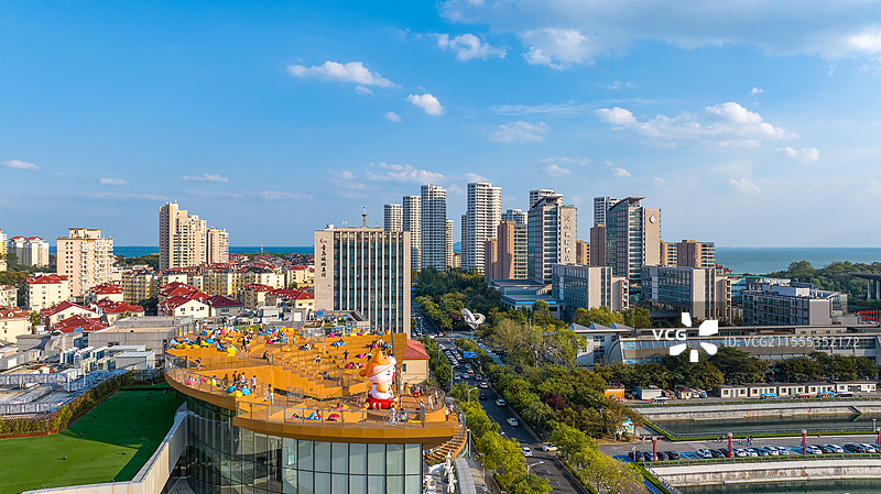航拍青岛海信广场Sky Bowel观景台侧面图片素材