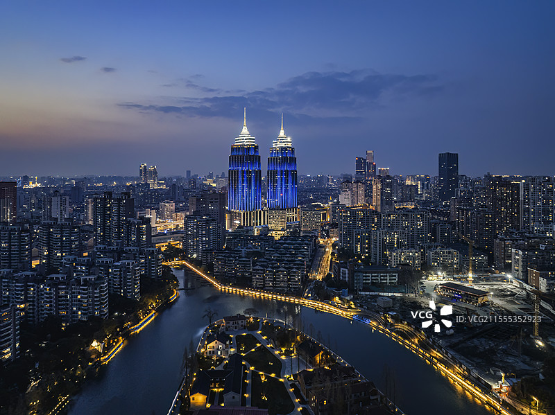 航拍晚霞中的上海普陀区月星环球港图片素材