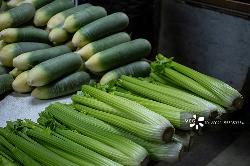 菜场上出售的西芹与青萝卜图片素材