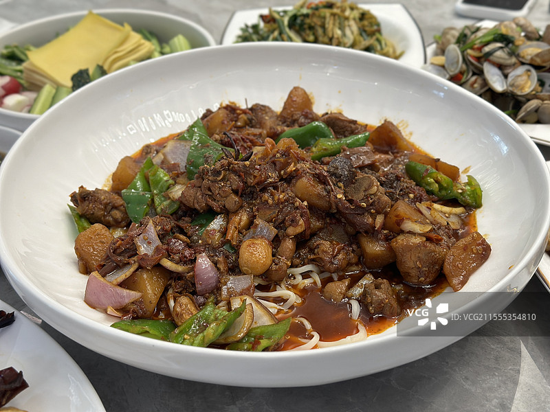 大盘鸡拌面图片素材