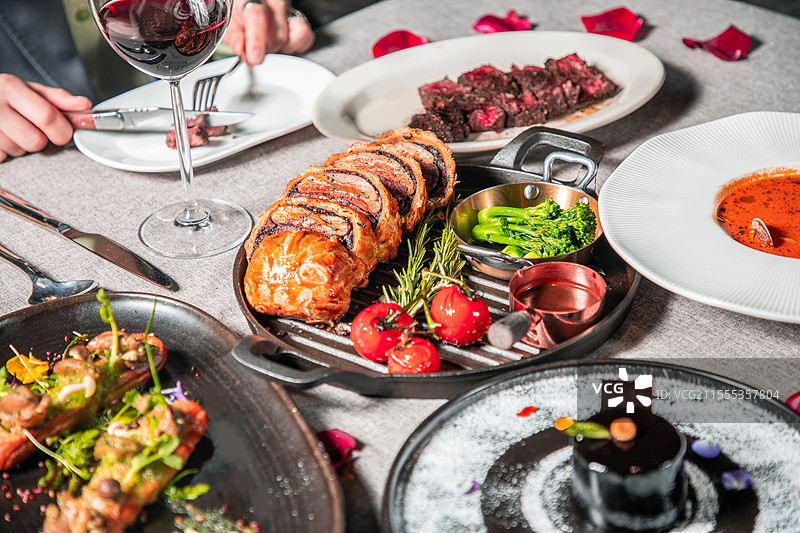 战斧牛排长骨战斧牛排澳洲牛菲力菲力牛排牛肉西餐惠林顿牛排盛宴约会纪念日图片素材