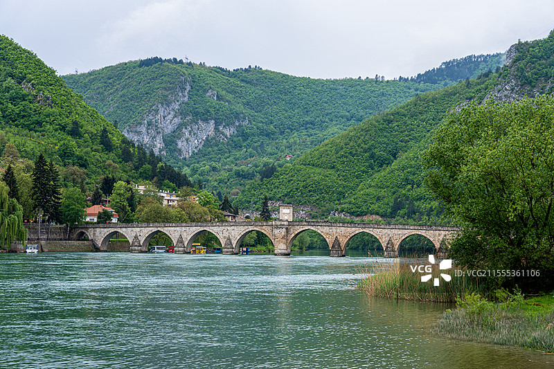 波斯尼亚和黑塞哥维那重要旅游景点建于16世纪的世界文化遗产德里纳河上的穆罕默德·帕夏·索科洛维奇大桥图片素材