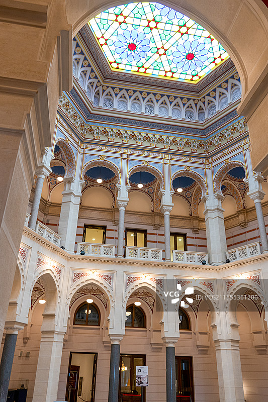 波斯尼亚和黑塞哥维那首都萨拉热窝著名旅游景点市政厅内部大厅华丽的拱廊和穹顶装饰图片素材