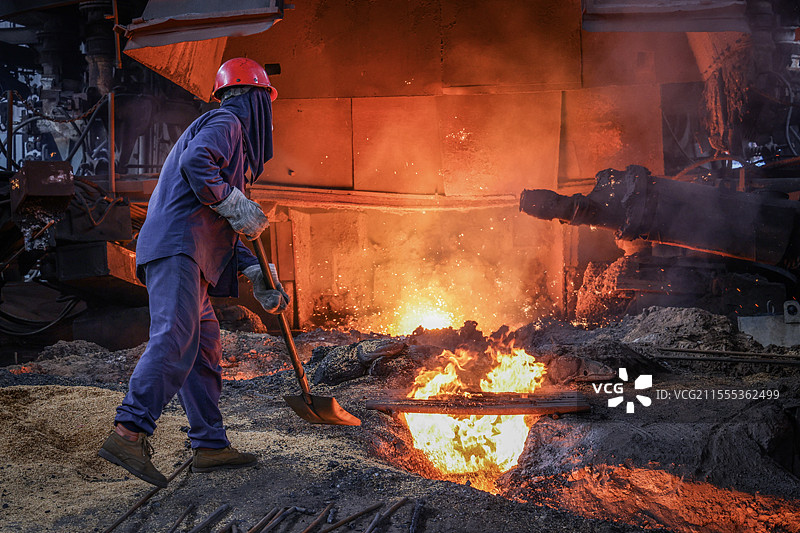 鞍山辽阳钢铁厂的工人图片素材