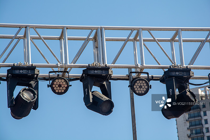 城市户外露天舞台灯光搭建图片素材