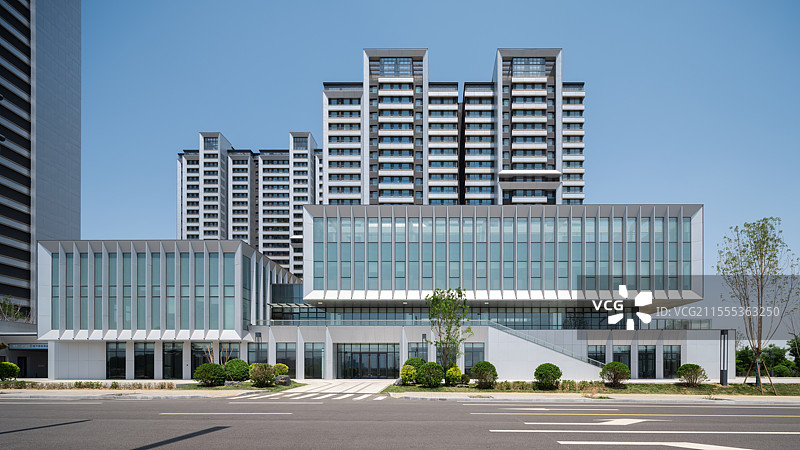 生态社区儿童活动区与住户楼广角镜头图片素材