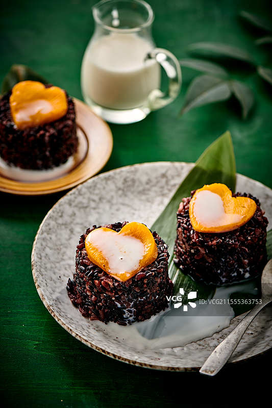 东南亚美食甜品 椰浆紫米饭团图片素材