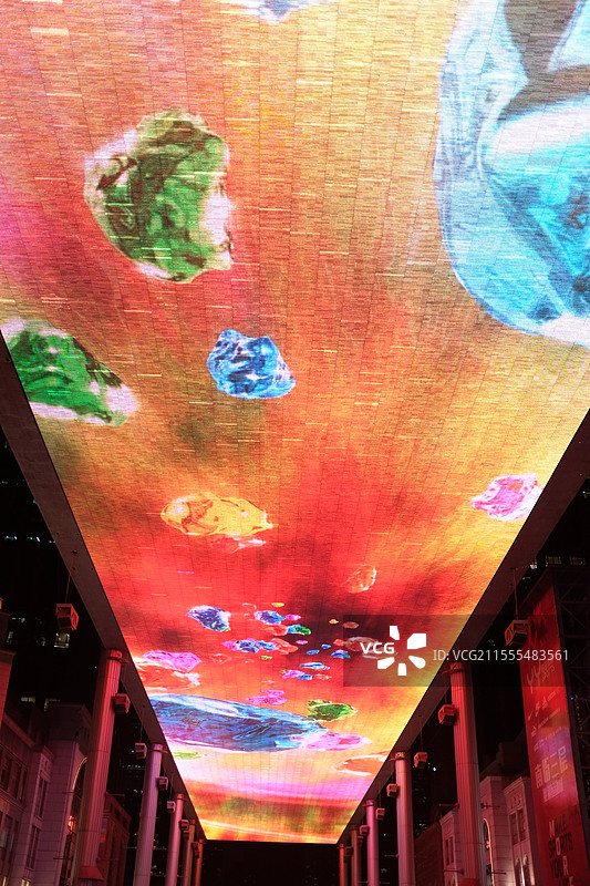 夜间照明的北京世贸天阶天幕图片素材