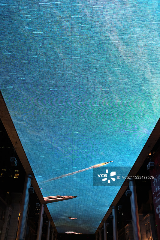 夜间照明的北京世贸天阶天幕图片素材