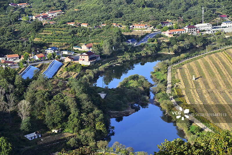 中国辽宁丹东虎山长城风景区上俯瞰中朝界河图片素材