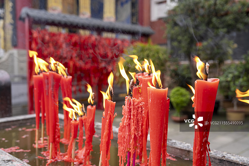 寺庙里祈福的红蜡烛图片素材