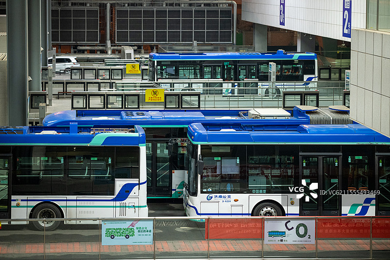 有序的公交车图片素材