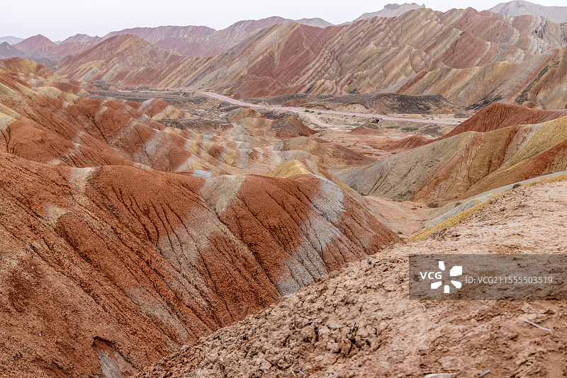 甘肃张掖七彩丹霞，侏罗纪白垩纪红黄岩层奇观，国家5A景区，吸引全球游客探秘自然界鬼斧神工。图片素材
