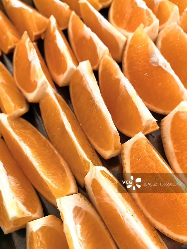 桔子的清新时刻：切开后散发的自然芬芳图片素材