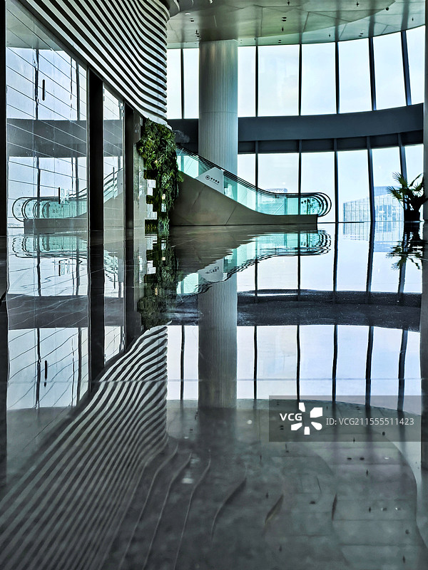 南沙IFC玻璃墙电动扶梯图片素材