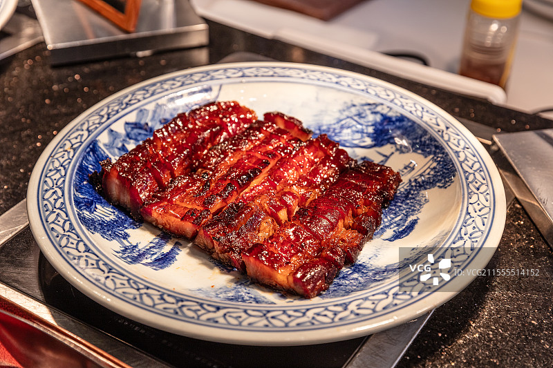 青花瓷盘装美味叉烧肉图片素材