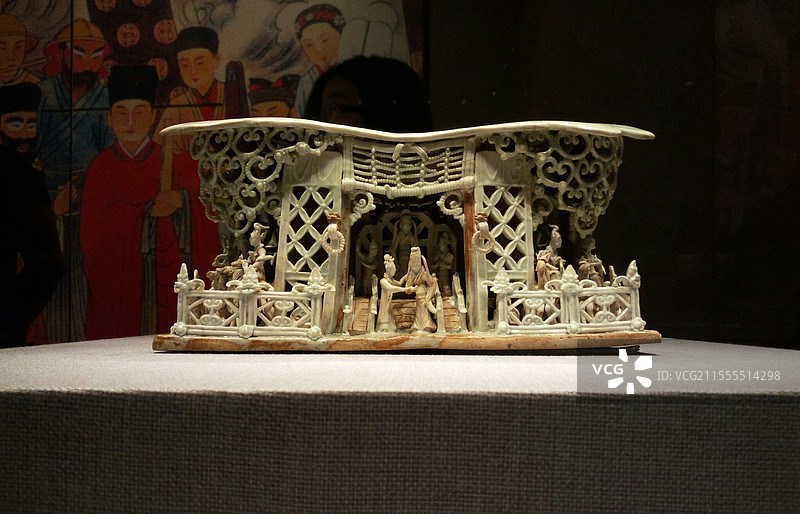 首都博物馆藏元代釉里红戏台人物纹瓷枕图片素材