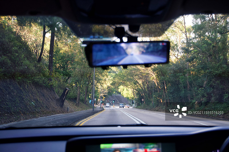香港郊区马路旅游开车自驾宁静树荫阴凉图片素材