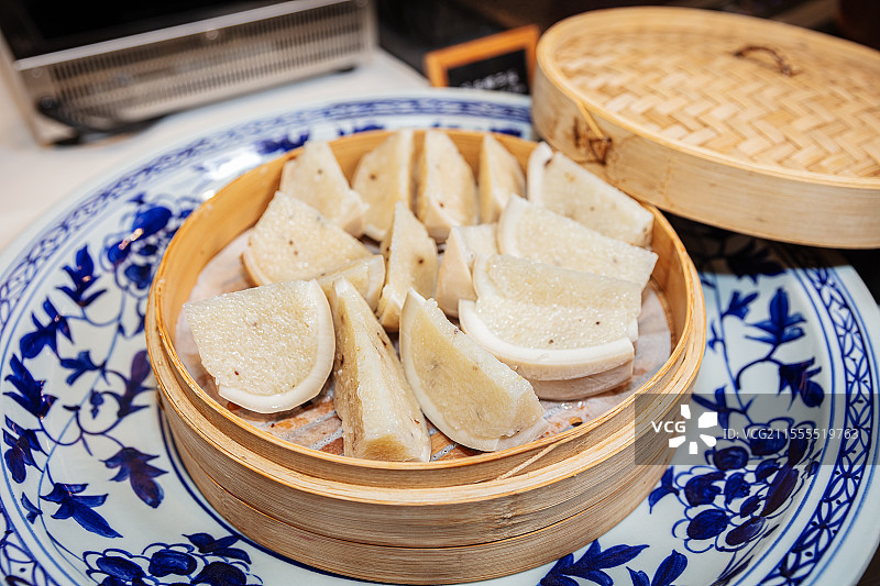 竹制蒸笼中的椰子饭图片素材