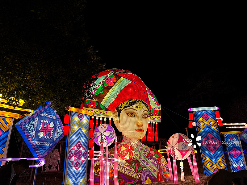 广西玉林园博园元宵灯会刘三姐穿着传统服装彩灯的特写镜头文化传统夜晚旅游图片素材