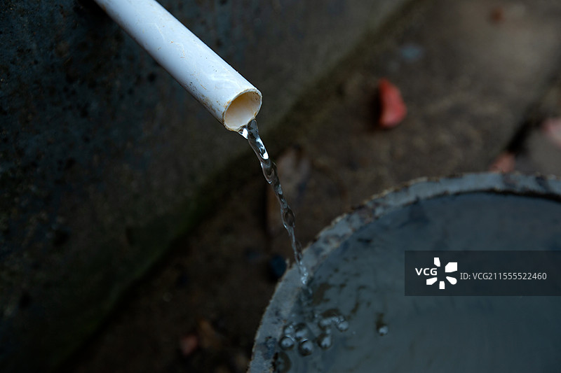 白色水管流出的水源图片素材