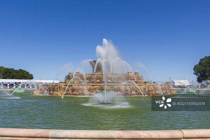 晴朗天空，芝加哥格兰特公园，城市高楼背景，洛可可风格的白金汉喷泉，世界上最大喷泉之一。图片素材