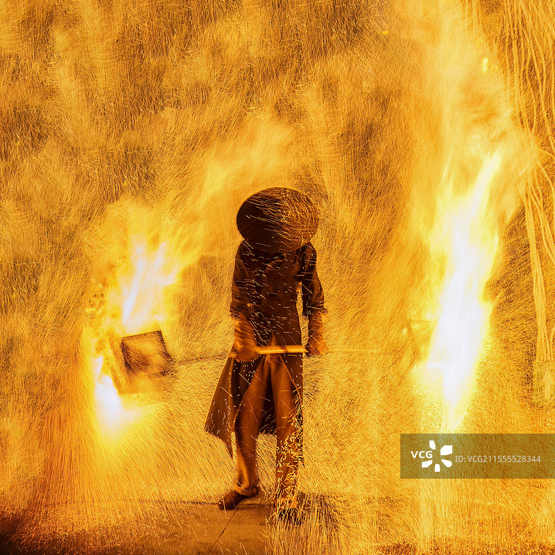 铁火映照，人物与火花的灵魂对视图片素材