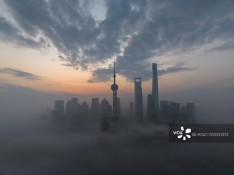 雾绕浦江图片素材