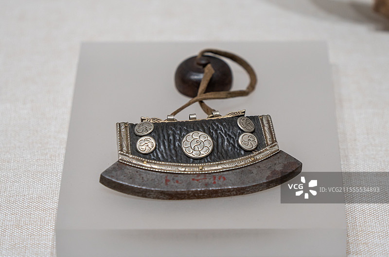 达斡尔族镶蝙蝠团寿纹银饰火镰  清代  达斡尔民族博物馆图片素材