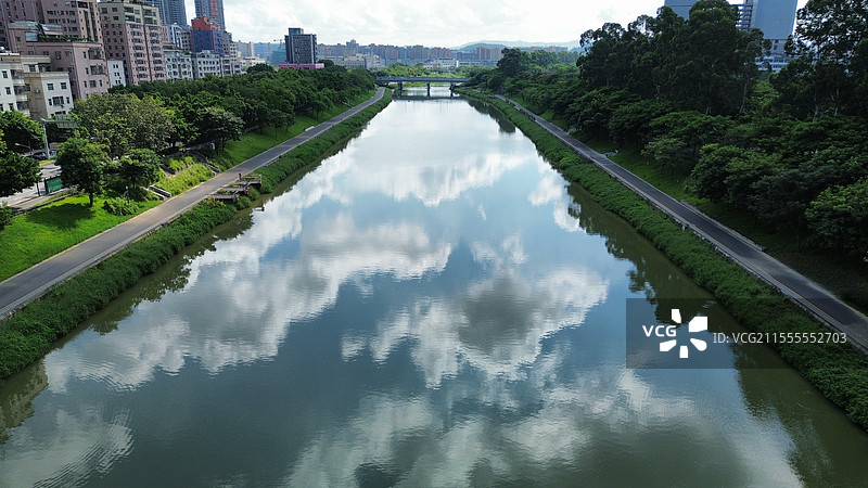 航拍干净的茅洲河白云倒影清新感图片素材