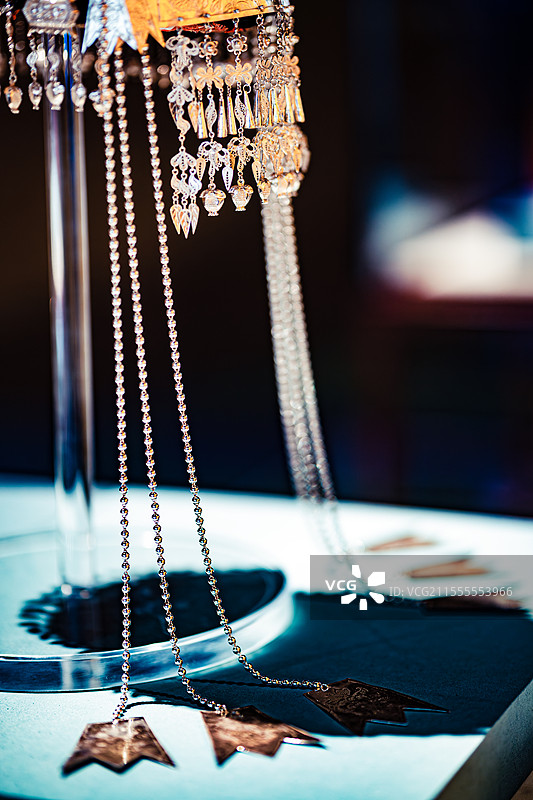 中国工艺美术馆畲族银饰凤凰冠图片素材