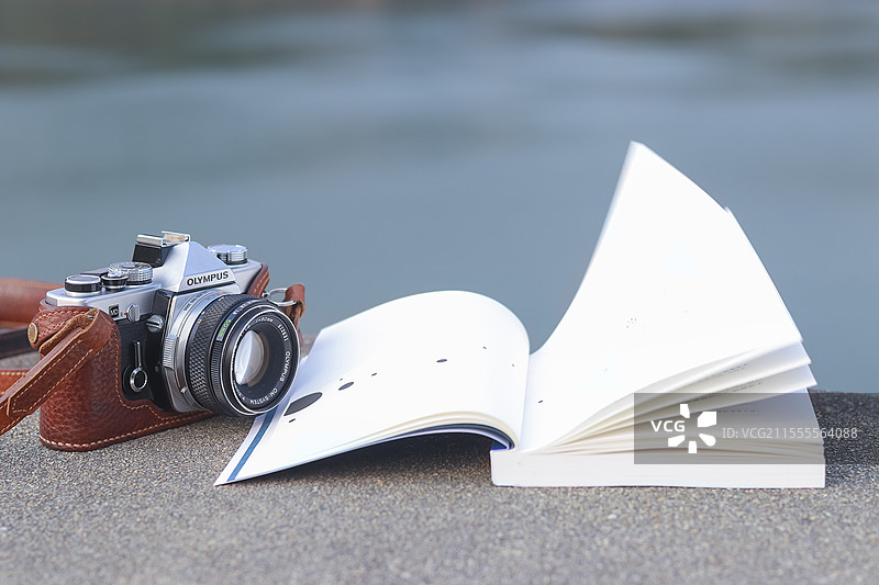 书籍 相机 文艺静物照图片素材
