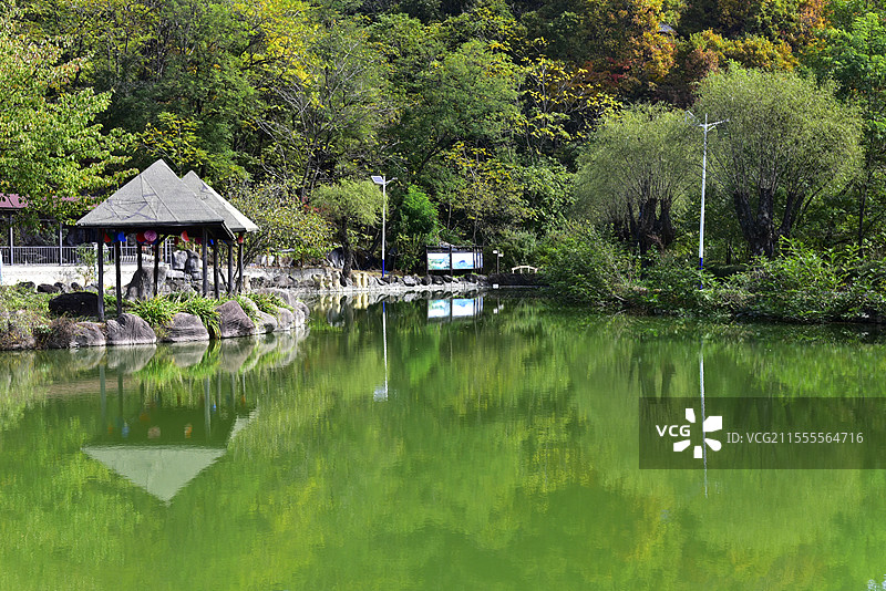 辽宁丹东黄椅山森林公园玄武湖秋天自然风光图片素材