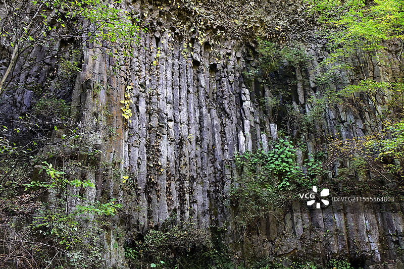 辽宁丹东黄椅山火山森林公园玄武岩柱林崖壁图片素材