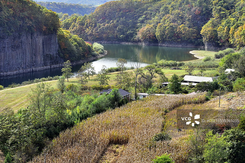 辽宁丹东黄椅山森林公园玄武湖秋天的美景图片素材