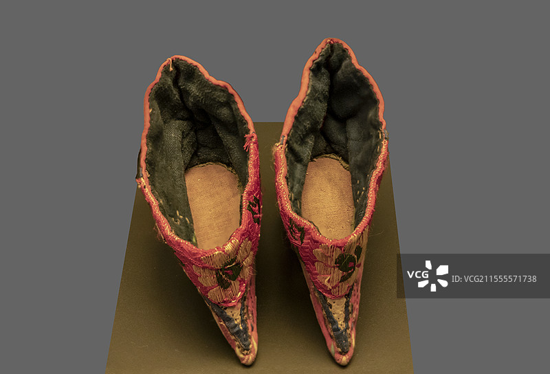 青海省博物馆“非物质文化遗产精品展”：土族红布绣花三寸金莲鞋（现代，青海省博物馆藏）图片素材