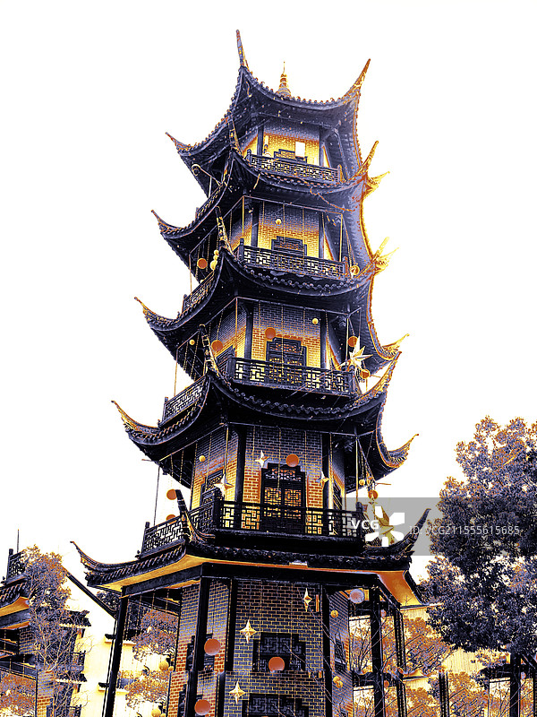 全福塔是一座集观赏与实用于一身的水塔，在阳光照耀下，金光闪闪，仿佛佛光普照，佑我中华图片素材
