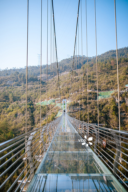浙江桐庐垂云通天河景区，山间的玻璃栈道图片素材