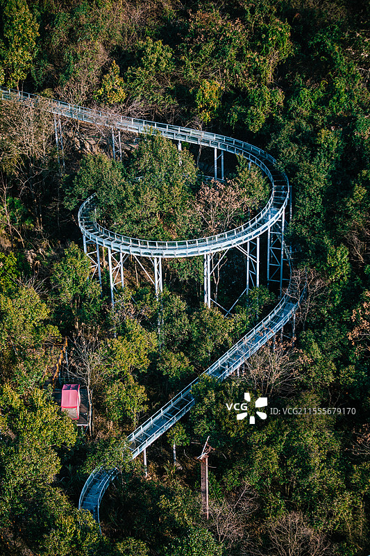 浙江桐庐垂云通天河景区，山间的玻璃栈道图片素材