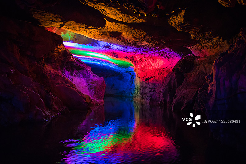 浙江桐庐垂云通天河景区的岩溶地下暗河图片素材