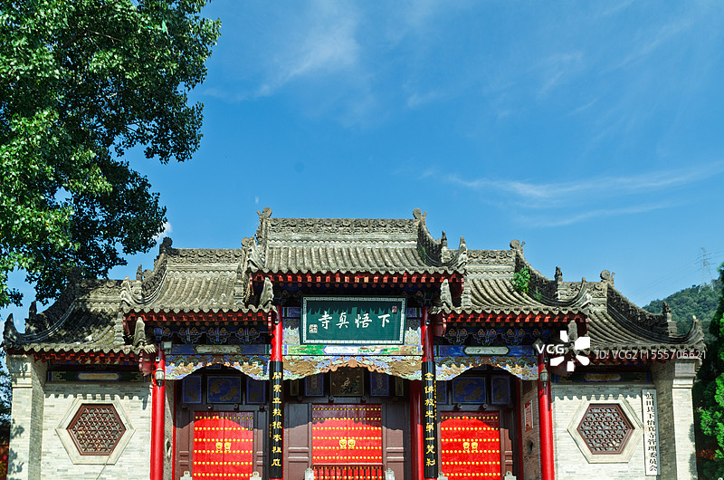 陕西秦岭下悟真寺中式传统建筑大门图片素材