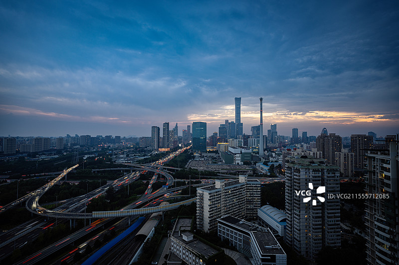 北京四惠桥多云蓝调时刻夜景图片素材