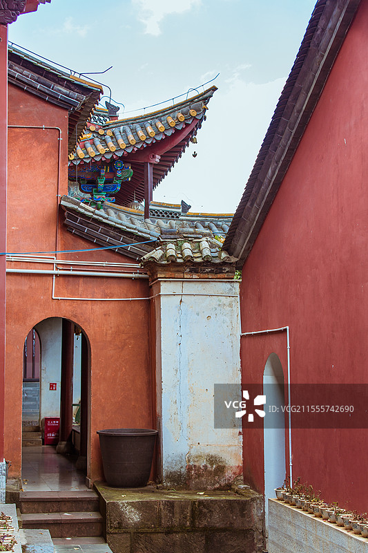 中国云南省昆明市安宁市曹溪寺建筑景观图片素材
