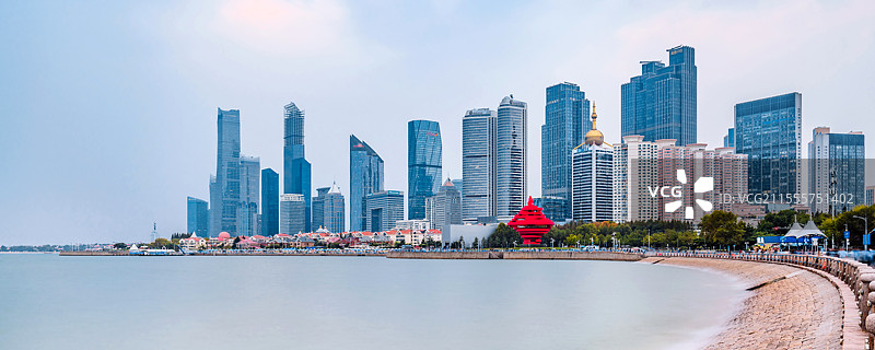 中国山东青岛五四广场海岸线建筑群风光图片素材