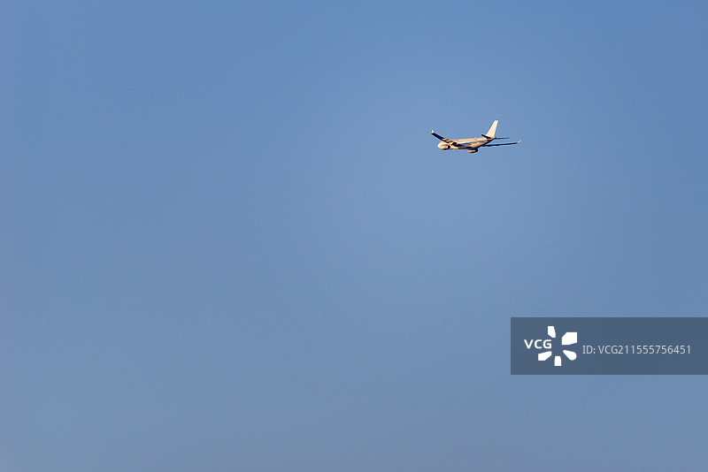 在蓝天白云的天空中飞行的一架飞机图片素材