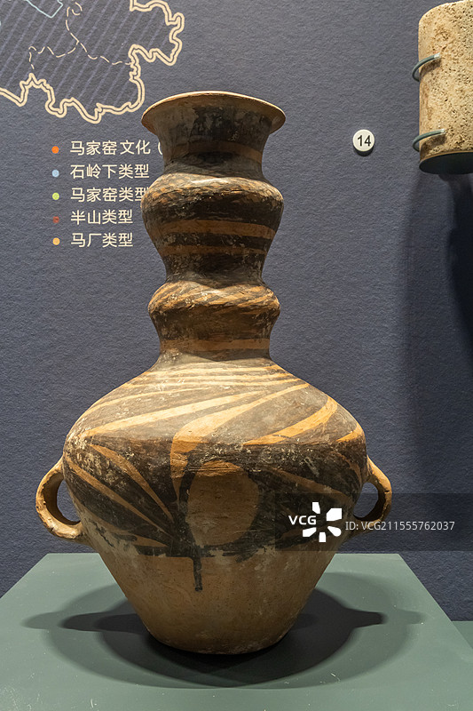 青海省博物馆几何纹三联彩陶壶马家窑文化马家窑类型同德县宗日遗址出土图片素材