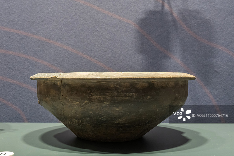 青海省博物馆灰陶盆马家窑文化马家窑类型同德县宗日遗址出土图片素材