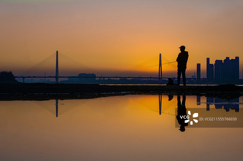 落日余晖 对称 钓鱼 武汉 长江大桥 波光粼粼 太阳 反射 剪影图片素材