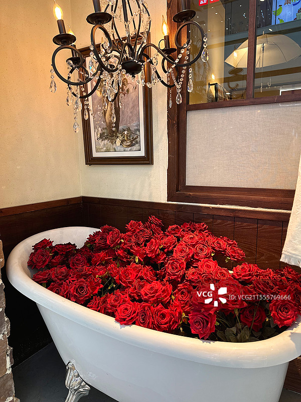 豪华别墅室内场景商场一角装满玫瑰花的浴缸艺术陈列造型图片素材