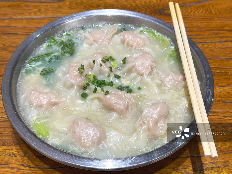 木桌上一碗广西玉林特色云吞面马坡云吞高角度视图地摊经济图片素材
